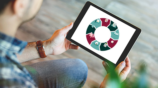 Bilden visar en man som läser SBA-handboken på en surfplatta