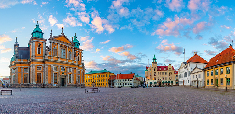 Sekelskifteshus i olika färger på Stortorget i Kalmar