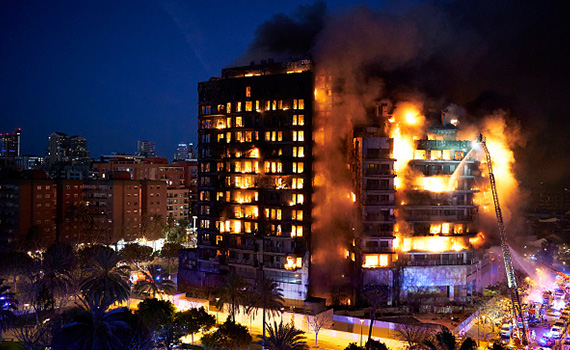Brand i flerbostadshus i Valencia
