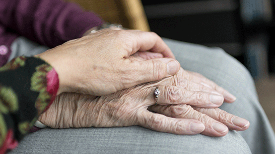 En äldre persons händer