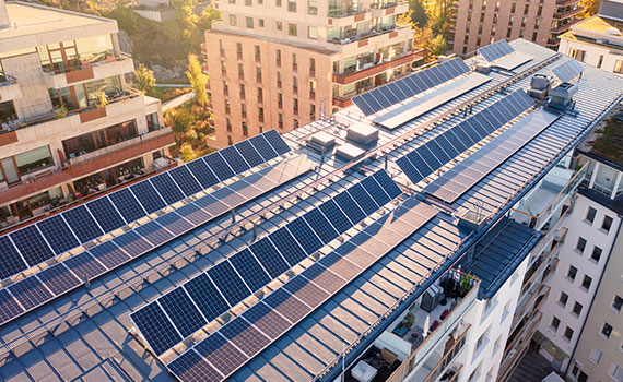 Flerfamiljshus med solpaneler på taket