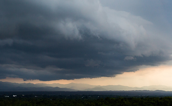 Mörka moln drar in över landskap