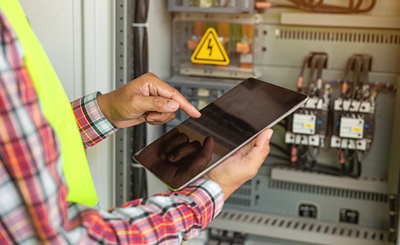 Elektriker kontrollerar elanläggnignen