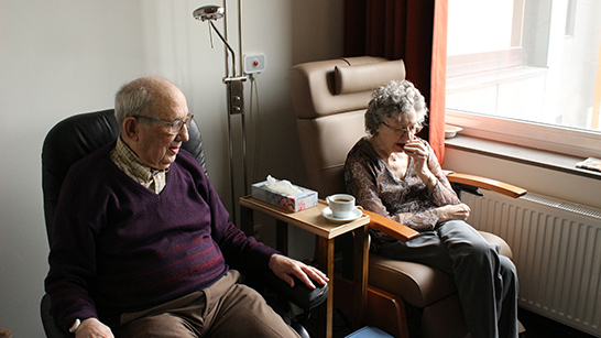 Två äldre personer på ett vårdhem