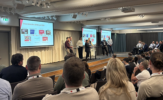 Flera personer står på scen på Försäkringsbolagsdagen och pratar framför sittande publik