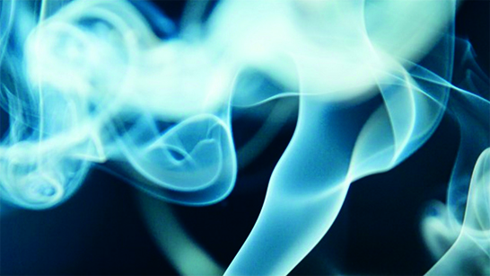 Rök mot en mörk bakgrund