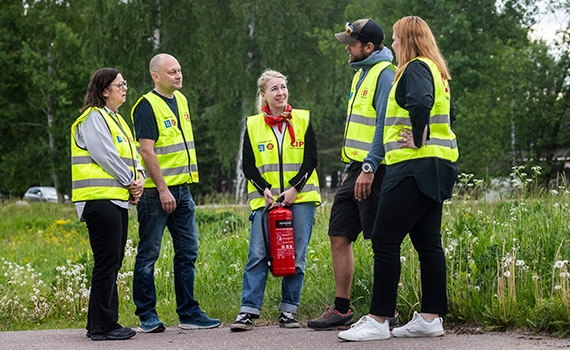 Personer som står och talar i grupp
