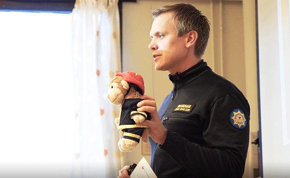 Person från räddningstjänst visar upp en Flammyfigur