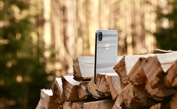 En telefon och vedträn