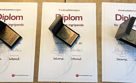 Bild på plaketter för rådigt ingripande