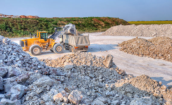 Arbetsmaskin i grustag