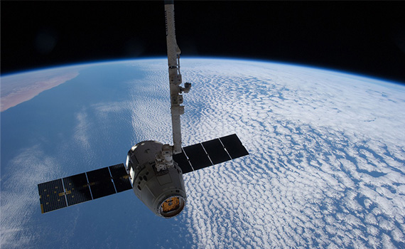 En satellit som svävar ovanför jorden