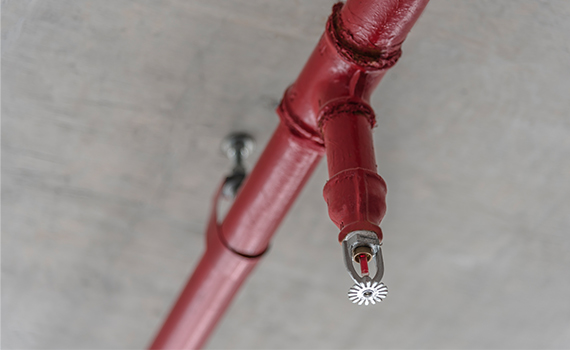 Röda rör i taket och sprinklerhuvud