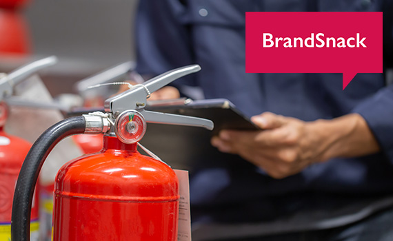 Brandsläckare och texten Brandsnack