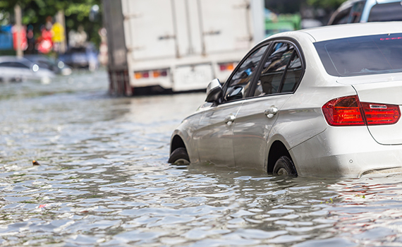 En bil på en översvämmad gata