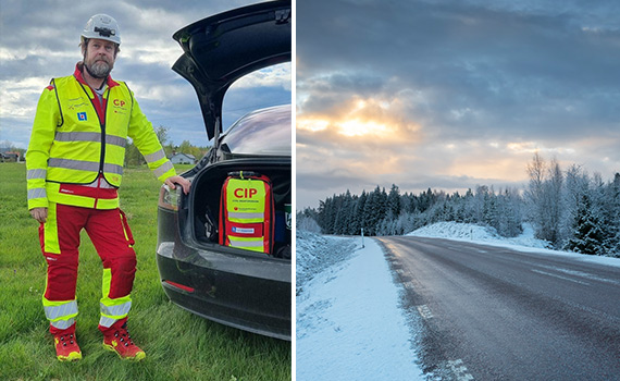 Civila insatspersonen Stephan står vid sin bil med uppfälld bagagelucka där CIP-väskan är tydligt framträdande. Kombinerat med bild på svensk vinterväg utan trafik.