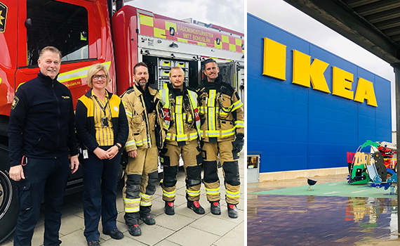 Fyra personer från Räddningstjänsten och en IKEA-anställd poserar framför en brandbil samt en bild på ett IKEA varuhus