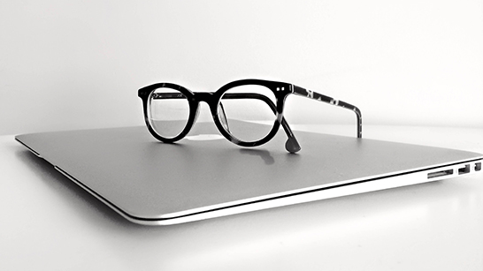 Ett par glasoögon på en laptop