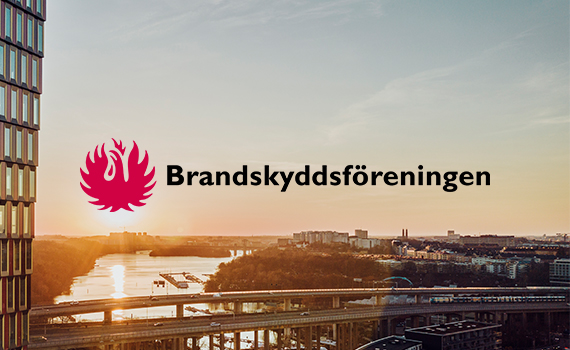 Logotyp Brandskyddsföreningen mot bakgrund av Stockholm i skymningen