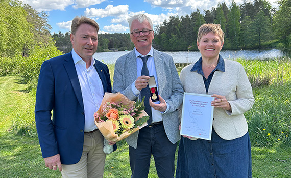 Från vänster: Brandskyddsföreningens generalsekreterare och vd Mats Björs, Björn Sundström som tilldelats förtjänstmedalj, och Brandskyddsföreningens ordförande Gunilla Svensson