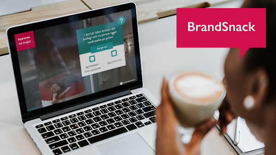 Kvinna dricker kaffe och sitter vid sin dator och deltar i Brandskyddsföreningens webbutbildning samt texten Brandsnack