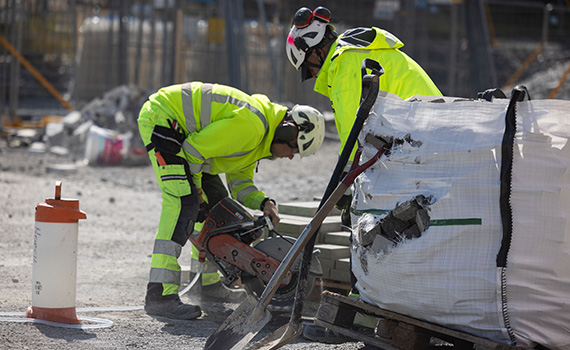 Två byggarbetare arbetar på byggarbetsplats