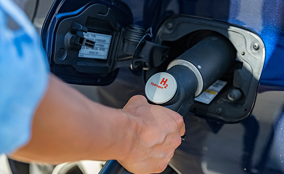 Person som tankar sitt fordon