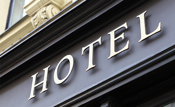 En fasad till ett hotell, gammalt hus, skylt med texten "hotel"