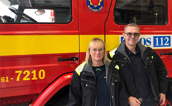 Man och kvinna står framför brandbil