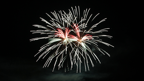 Fyverkeri mot en svart himmel