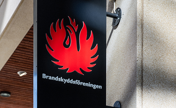 Brandskyddsföreningens logotyp på en skylt