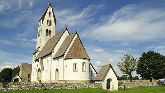 En kyrka med en stenmur
