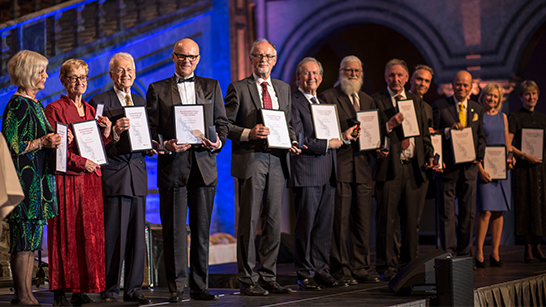 13 personer tar emot förtjänstmedaljer i Stockholms Stadshus