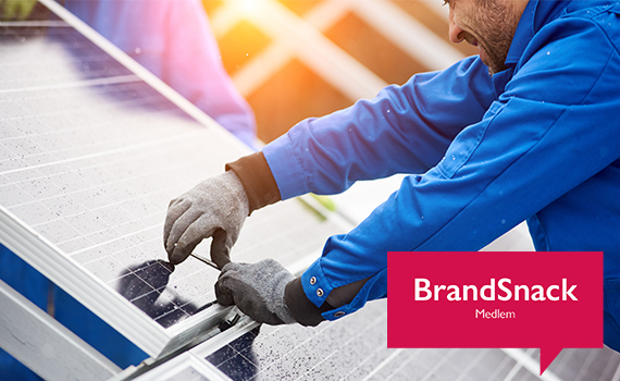 Installatör installerar solpaneler och texten Brandsnack