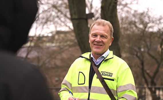 Restvärdeledare antecknar något och ler in i kameran