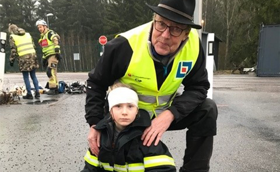 En civil insatsperson och ett barn