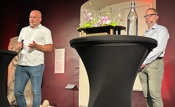 Brandskyddsföreningens experter Lars Brodin och Ville Bexander står på scen under Almedalsveckan 2024