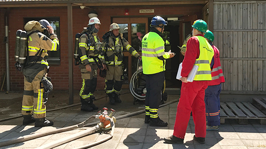 En grupp av räddningstjänstpersonal och restvärdeledare