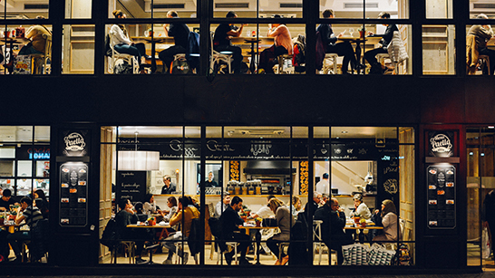 Människor i ett café