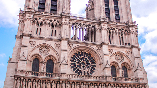 Närbild på framsidan av Notre Dame