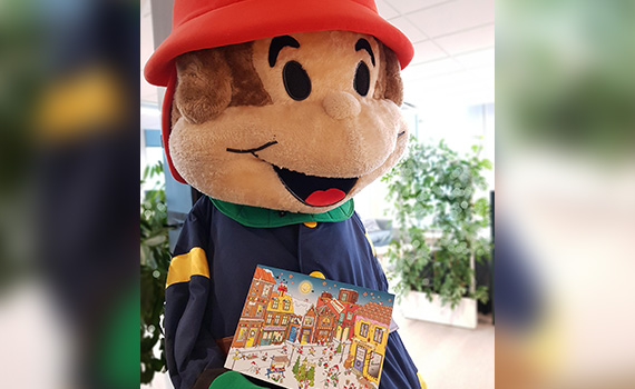 Maskoten Flammy håller i 2023 års julkalender