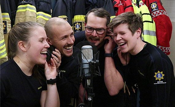 Fyra brandmän sjunger i en mick