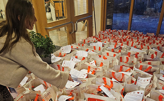 Person framför matkassar