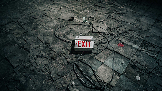 En exit skylt på ett golv