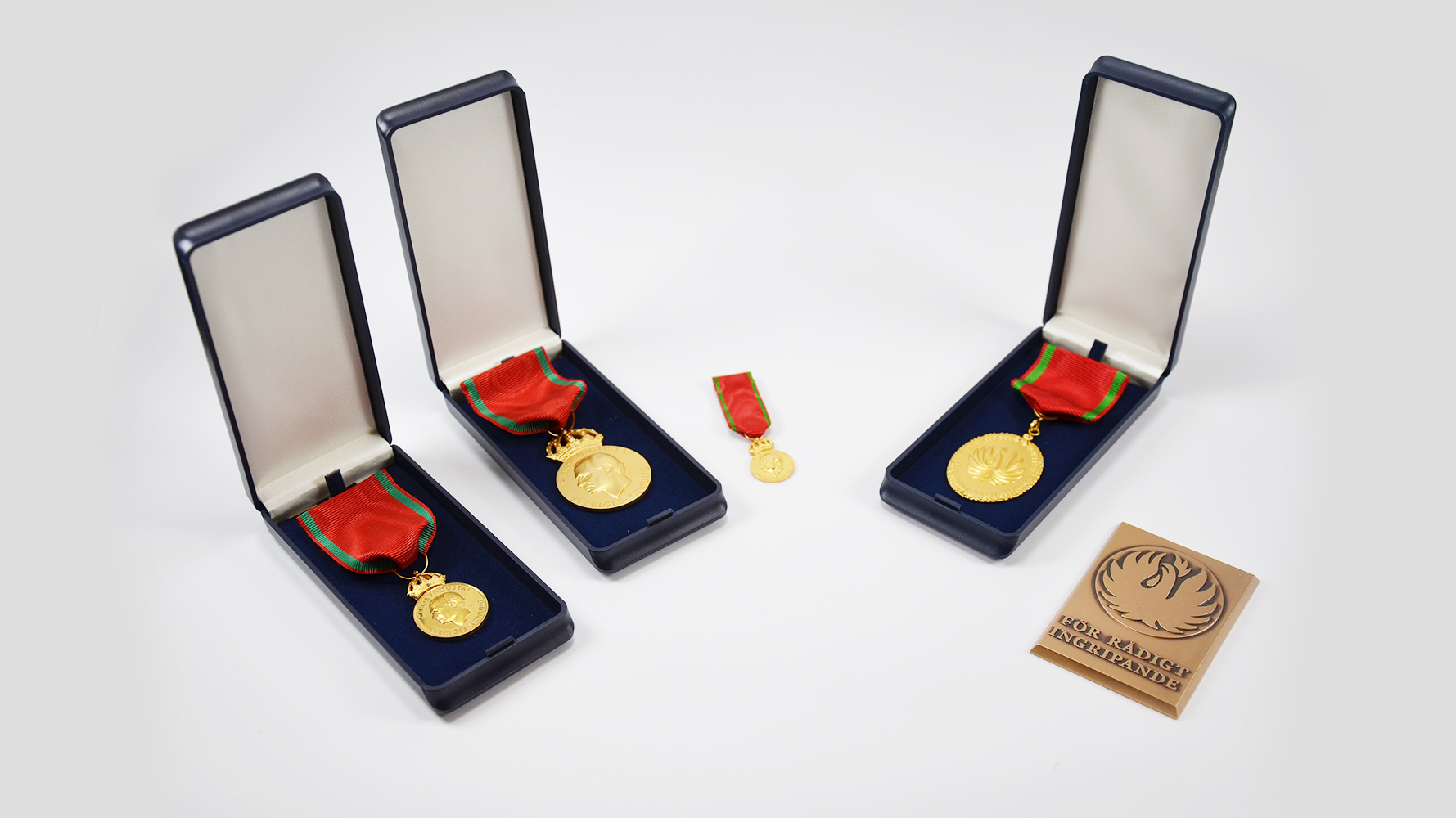 Guldiga förtjänstmedaljer i askar