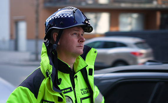 Man i gula restvärderäddningskläder tittar fokuserat framåt