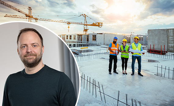 Porträttfoto Jakob Sandlund samt Byggarbetsplats, tre personer i skyddskläder diskuterar med varandra utifrån en ritning som en av dem håller i