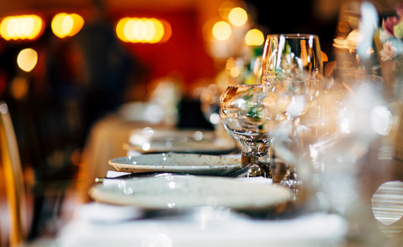 Dukat middagsbord med tallrikar, bestick och glas