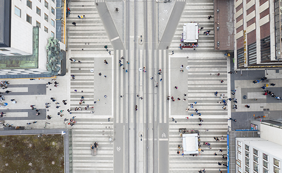 Flygfoto över en gata med människor