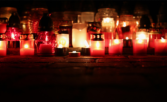 Flera tända gravljus